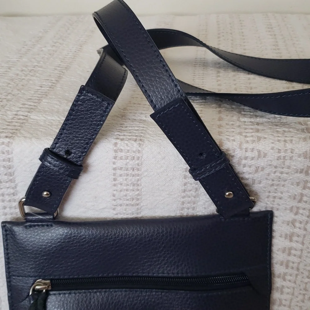 Laurige Criateru purple genuine Leather crossbody purse. Silver hardware.